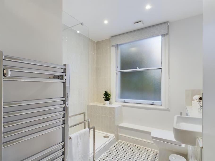 The Grove King Bed Wi-Fi Ev Charger Appartement Cheltenham Buitenkant foto